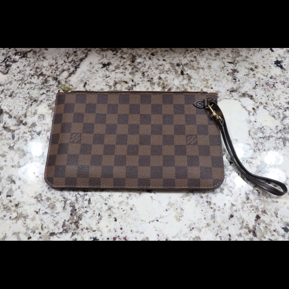 Neverfull mm pouch in monogram. Authentic